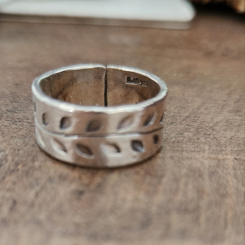Sterling Silver Leaf Pattern Ring Size 7.5 - Picture 2 of 5